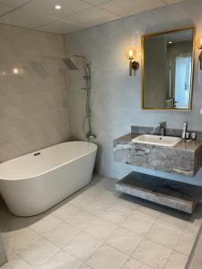 吉达Damac Al Jawharah Tower Apartments的一间带大浴缸和水槽的浴室
