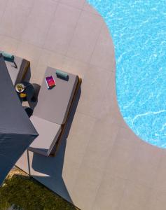 拉基索拉Poesia Suites的游泳池畔桌子的上方景色