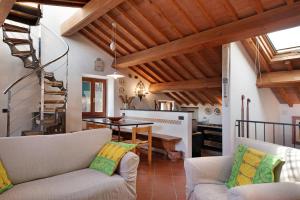 莱万托Casa di Gina的客厅配有两张沙发和一张桌子