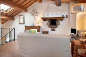 莱万托Casa di Gina的客厅配有白色沙发和壁炉