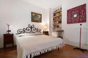 莱万托Casa di Gina的一间卧室设有一张床和一个书架