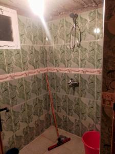 塔扎دار الضيافة تازكة Maison d'hôtes Tazekka的浴室内铺着瓷砖的墙壁