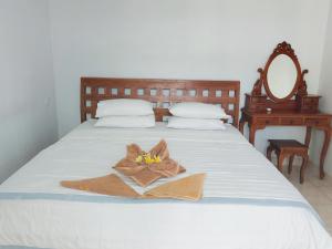 艾湄湾Sama Sama Amed的一间卧室配有一张床,床上有毛巾