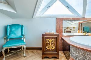 伊斯坦布尔Magnificent Studio Flat in Uskudar的一间带蓝色椅子和浴缸的浴室