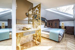 伊斯坦布尔Magnificent Studio Flat in Uskudar的一间卧室配有一张床和镜子