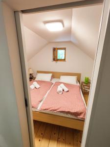 NakloSilent Orchard的一间卧室配有一张床,上面有两条毛巾