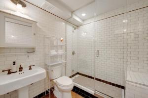 纽约纽约之家酒店的白色的浴室设有卫生间和水槽。