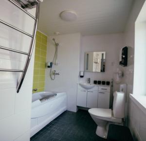 ArtjärviBed and Breakfast Artjärvi的浴室配有卫生间、浴缸和水槽。