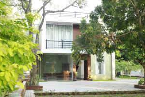 阿努拉德普勒Shanthi Villa Resort的房屋的一侧设有窗户