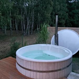 萨希诺Morski Klimat Sasino的木制甲板上的一个浴缸