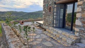 伊兹密尔Peaceful Stone House with Nature View in Karaburun的石屋,石墙和窗户