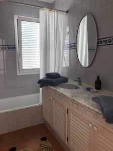 桑特费柳德吉克索尔斯HomefromHomees B&B的浴室配有盥洗盆、镜子和浴缸
