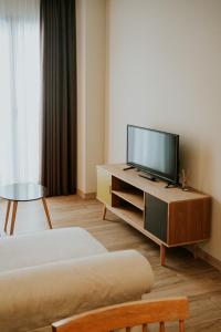 托雷德尔马尔Apartamentos Levante - Mares的客厅配有壁橱上的平面电视