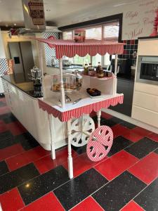 因弗内斯Gleninver Guest House的厨房里的一个红白食物车