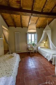 SantʼAnsanoCasa Betta的一间设有三张床的客房,位于一个天花板的房间