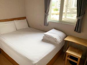 台北仙渡庄旅社的小型客房 - 带2张床和窗户
