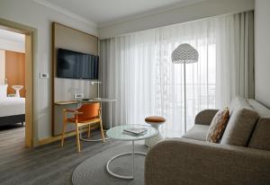 圣朱利安斯Malta Marriott Resort & Spa的酒店客房设有沙发、桌子和床。
