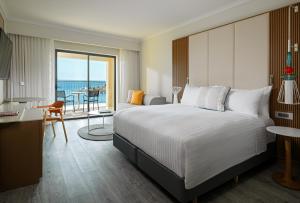 圣朱利安斯Malta Marriott Resort & Spa的酒店客房设有一张床和一个阳台。