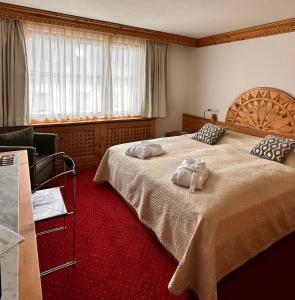 席尔瓦普拉纳阿尔萨洛奇席尔瓦普拉纳酒店的酒店客房,配有两张带毛巾的床
