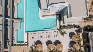 阿斯格罗Sun City Luxury Apartments的享有酒店空中美景,设有游泳池