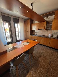格拉多Appartamento Marchesini的一个带木桌和椅子的大厨房