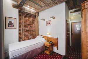 托伦索拉里斯酒店的酒店客房,设有床铺和砖墙