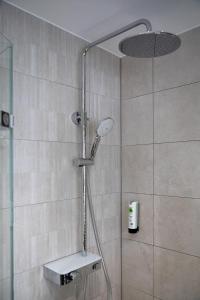 格明登Hotel Imhof的浴室内配有淋浴和头顶淋浴