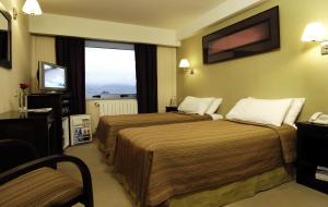 乌斯怀亚乌斯怀亚MIL810酒店的酒店客房设有两张床和电视。