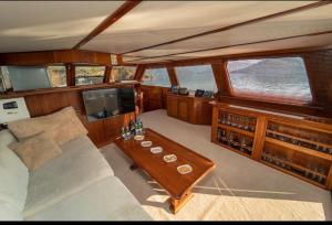 戈西克Aden yachting的客厅配有沙发和船上桌子
