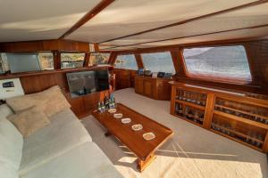 戈西克Aden yachting的船屋的客厅配有沙发和桌子
