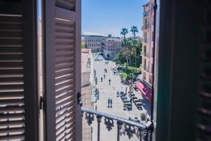 马拉加Alcazaba Premium Hotel的从窗户可欣赏到城市街道的景色