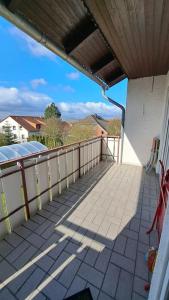 诺特海姆Ferien am Wieter in Northeim!的房屋的阳台享有天空美景