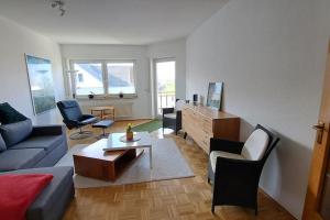诺特海姆Ferien am Wieter in Northeim!的客厅配有沙发、椅子和桌子