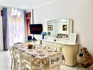 索伦托Sorrento's Carme family big appartament的一间带桌子和镜子的用餐室