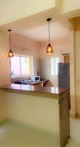 海得拉巴TheReefApartment的厨房配有柜台和2盏吊灯