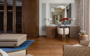巴库The Ritz-Carlton, Baku的客厅配有梳妆台和镜子