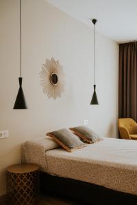 托雷德尔马尔Apartamentos Levante - Mares的卧室配有一张床,墙上设有镜子