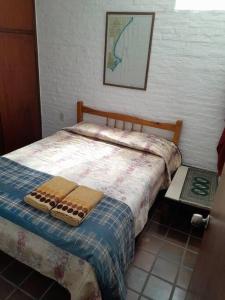 La AguadaI Casa de invitados cerquita de la playa buenas olas的一间卧室配有一张床,上面有两条毛巾