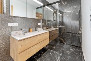 韦因道旁格兰茨Luxus Chalet Max的一间带水槽和镜子的浴室