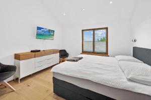韦因道旁格兰茨Luxus Chalet Max的一间卧室配有一张床、一个梳妆台和一扇窗户。