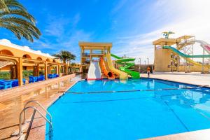赫尔格达Golden Beach Resort的度假酒店的游泳池设有水滑梯
