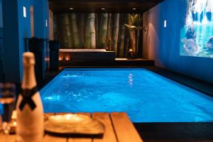 博克斯特尔Bed & Wellness Boxtel, 4 persoonskamer met eigen badkamer的蓝色客房的大型游泳池