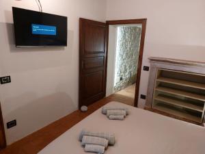 卡斯泰拉尔夸托Caolzio18的一间卧室配有带两个枕头的床和电视