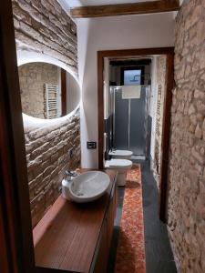卡斯泰拉尔夸托Caolzio18的一间带两个水槽和石墙的浴室