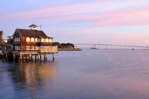 圣地亚哥圣地亚哥万豪侯爵与滨海酒店的水面上一座有桥的房屋