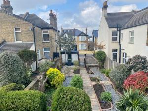 滨海绍森德Charming Seaside Cottage in Leigh-on-Sea的住宅区内的花园