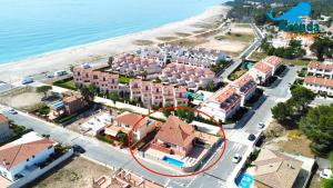 霍斯皮塔勒·德尔英福Arenda Clara villa con piscina privada al lado de la playa的享有小镇的空中景致,设有房屋和海滩