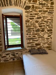 圣尼古拉奥斯Petrino的石墙房间内的一张床位
