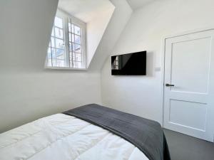 伦敦NEW Oxford Circus 2 Bedr, 3 Beds Best Location的卧室配有一张床,墙上配有电视。