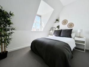 伦敦NEW Oxford Circus 2 Bedr, 3 Beds Best Location的白色的卧室设有床和窗户